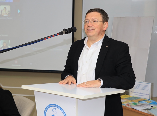 Наукова конференція розпочалася з вітальних слів ректора ТНПУ професора Богдана Буяка 
